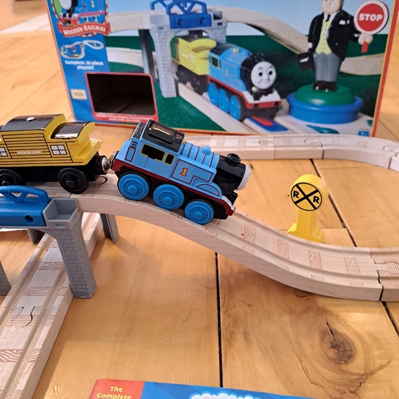 BATTERY OPERATED SIR TOPHAM HATT FIGURE 8 SET Thomas Train Wooden Railway - Picture 8 of 16